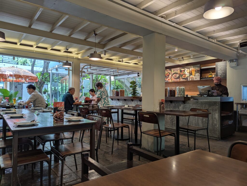 バンコクのタイ料理店バーン・ソムタムの店内の様子