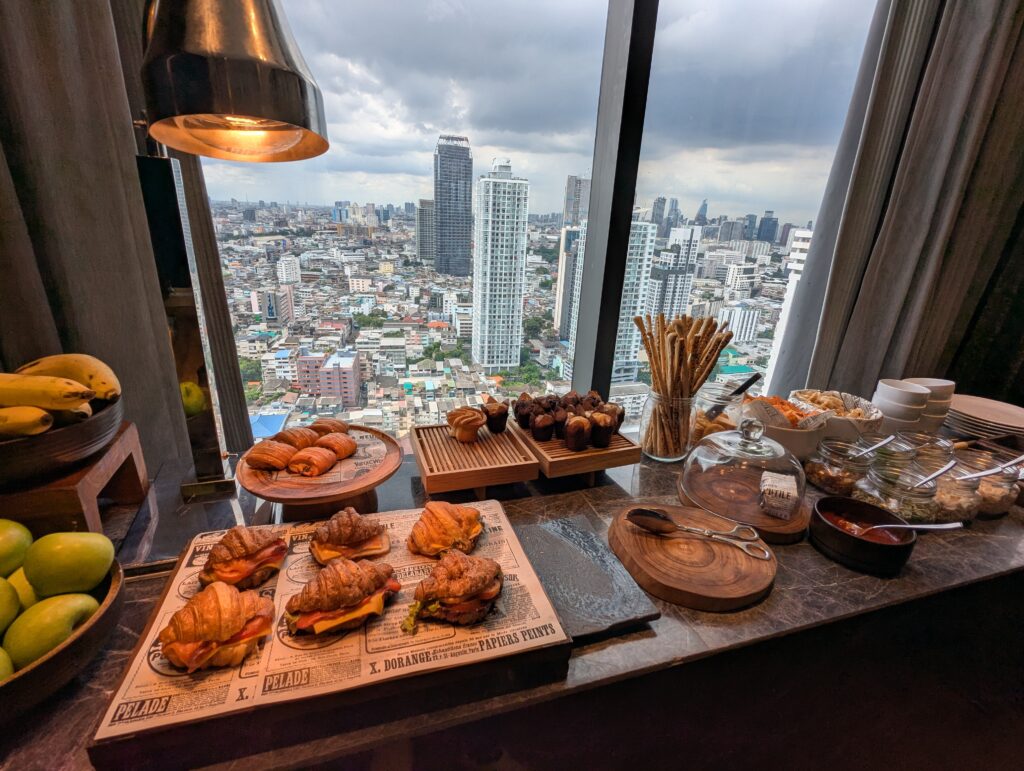 バンコク・マリオット・ホテル・ザ・スリウォンのラウンジで日中に提供される軽食