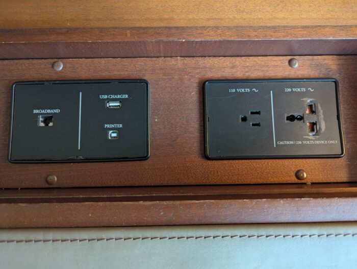 ペニンシュラ・バンコクのグランドデスルームのデスクにある電源