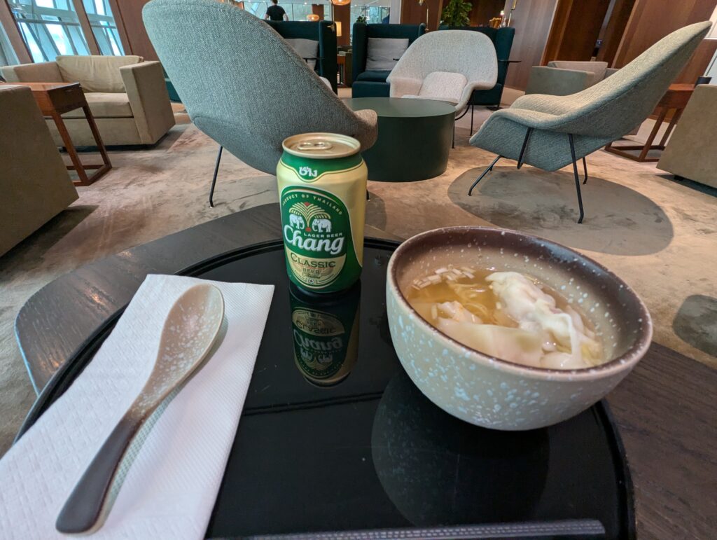 バンコク スワンナプーム空港のキャセイパシフィック航空ラウンジのワンタンヌードル