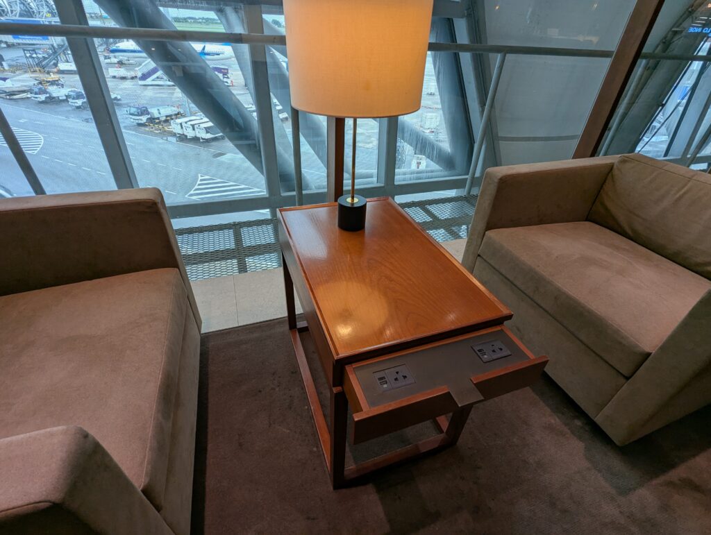 バンコク スワンナプーム空港のキャセイパシフィック航空ラウンジのリラックスエリア
