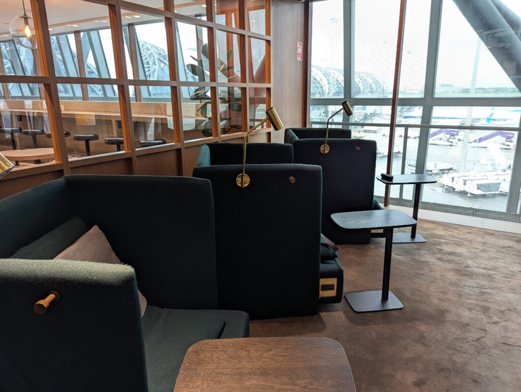 バンコク スワンナプーム空港のキャセイパシフィック航空ラウンジのリラックスエリア