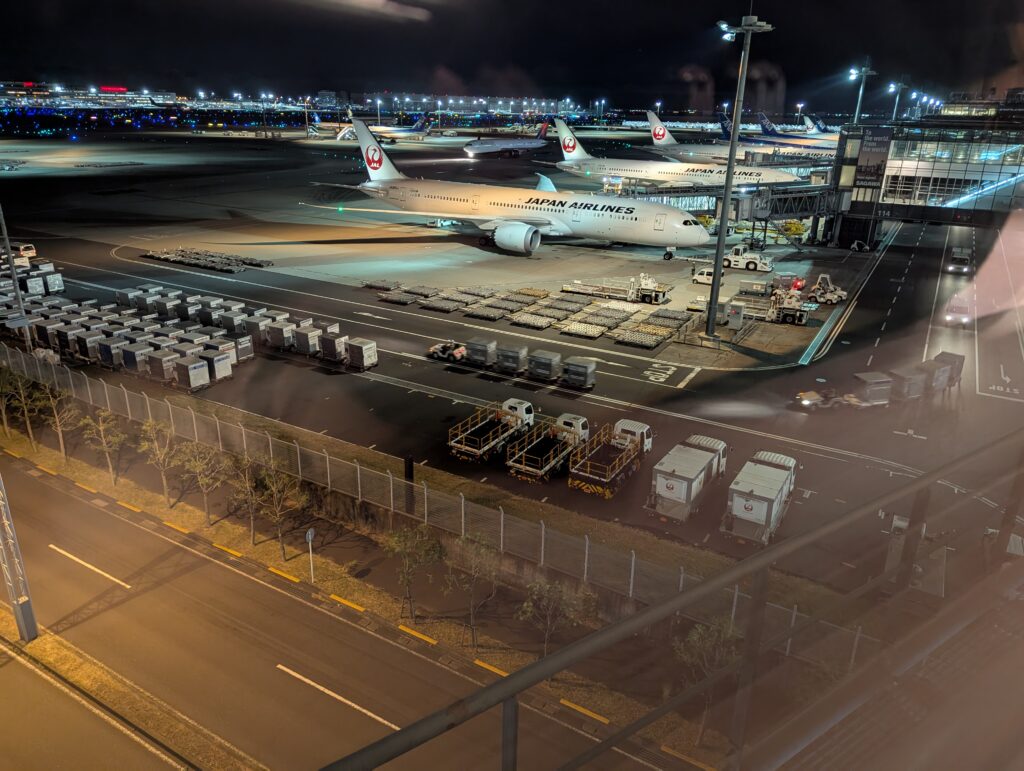 羽田空港JAL国際線サクララウンジの窓から眺める景色